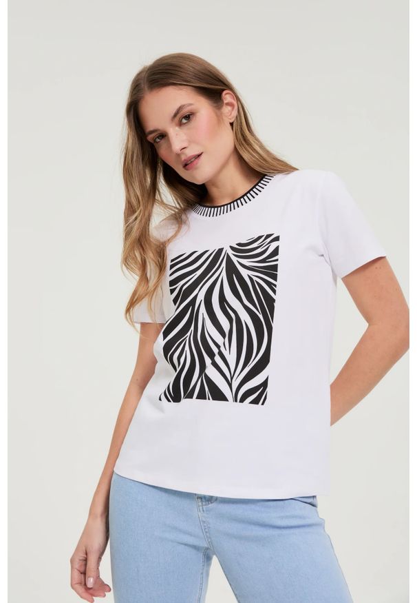 MOODO - T-shirt z nadrukiem biały. Kolor: biały. Materiał: bawełna, elastan. Wzór: nadruk