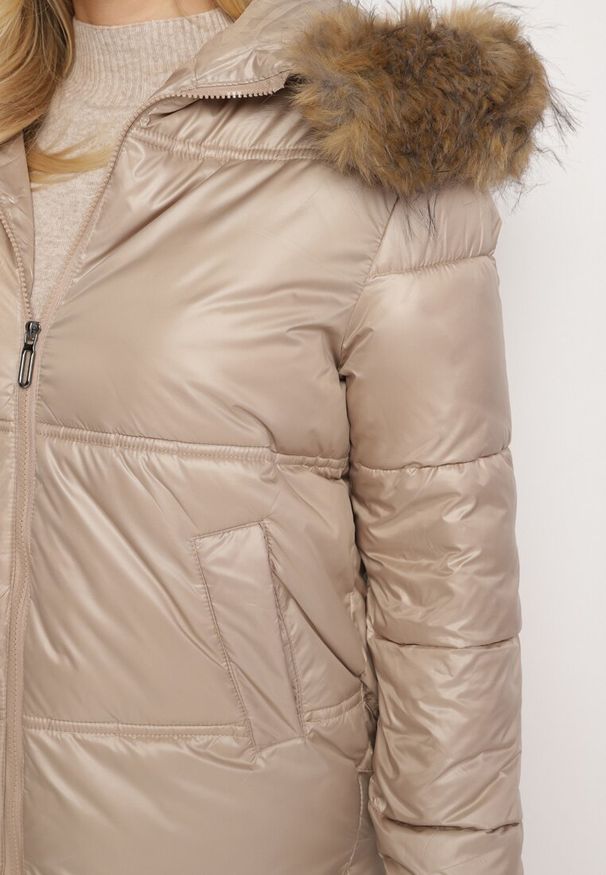 Born2be - Beżowa Kurtka Pikowana z Kapturem z Odpinanym Futerkiem i Dłuższym Tyłem Clorina. Okazja: na co dzień. Typ kołnierza: kaptur. Kolor: beżowy. Materiał: futro. Długość: długie. Wzór: aplikacja. Styl: klasyczny, casual, elegancki