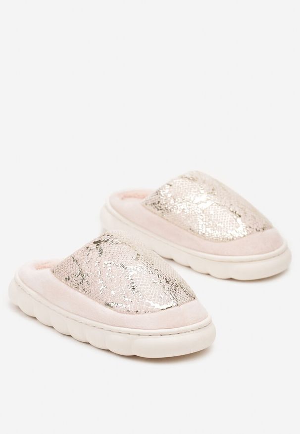 Born2be - Jasnoróżowe Kapcie Vices na Grubej Tłoczonej Podeszwie z Metalicznym Nadrukiem Zeanirina. Kolor: różowy. Materiał: jeans. Wzór: nadruk