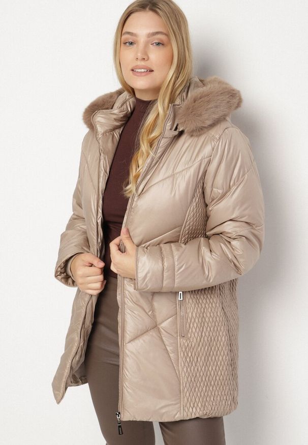 Born2be - Beżowa Kurtka z Pikowanymi Przeszyciami i Kapturem z Futerkiem Vevea. Okazja: do pracy, na spacer, na co dzień, na spotkanie biznesowe. Kolekcja: plus size. Kolor: beżowy, brązowy. Materiał: futro. Styl: casual, elegancki, biznesowy