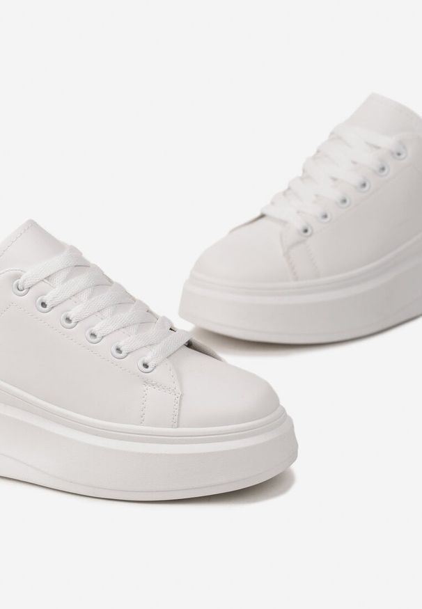 Renee - Biało-Czarne Sznurowane Sneakersy na Niskiej Platformie z Imitacji Skóry Ajanfa. Kolor: czarny. Materiał: skóra. Obcas: na platformie