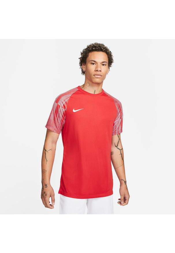 Koszulka treningowa męska Nike Drifit Academy. Kolor: czerwony. Długość rękawa: krótki rękaw. Długość: krótkie. Sport: piłka nożna
