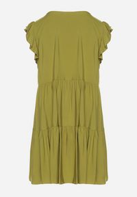 Born2be - Zielona Rozkloszowana Sukienka z Bawełny Ozdobiona Falbankami Natiriane. Okazja: na co dzień. Typ kołnierza: kołnierz z falbankami. Kolor: zielony. Materiał: bawełna. Wzór: aplikacja. Sezon: wiosna, lato. Styl: elegancki, casual #6