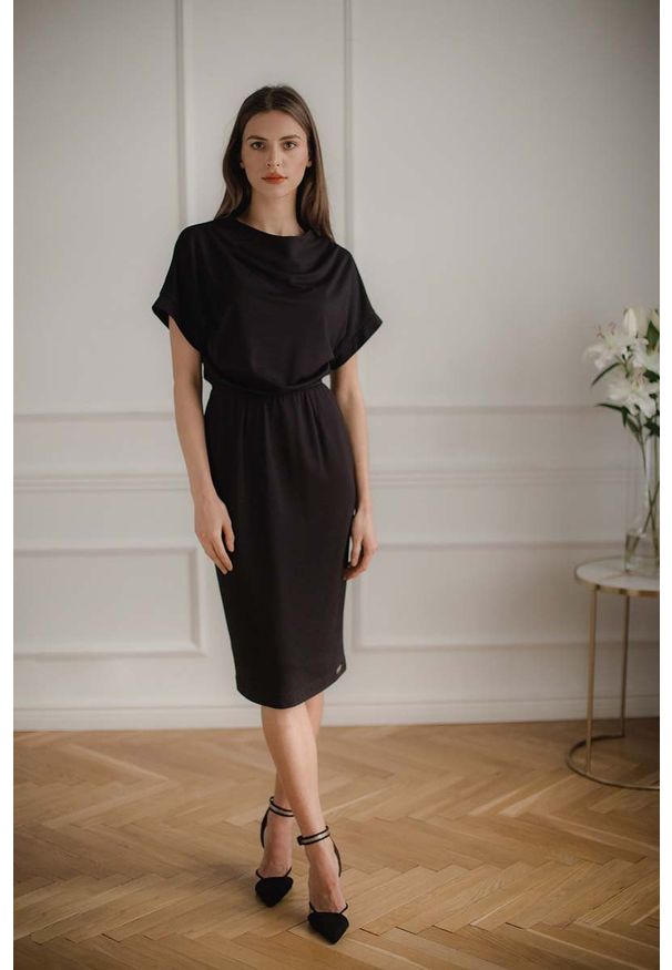 Figl - Czarna Sukienka Midi z Krótkim Kimonowym Rękawem. Kolor: czarny. Materiał: wiskoza, poliester, elastan. Długość: midi