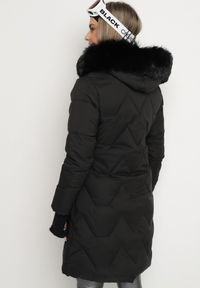 Born2be - Czarna Kurtka Pikowana o Długim Fasonie z Kapturem i Futrem Vertizola. Okazja: na spacer, na co dzień. Typ kołnierza: kaptur. Kolor: czarny. Materiał: futro. Długość: długie. Styl: elegancki, casual #4