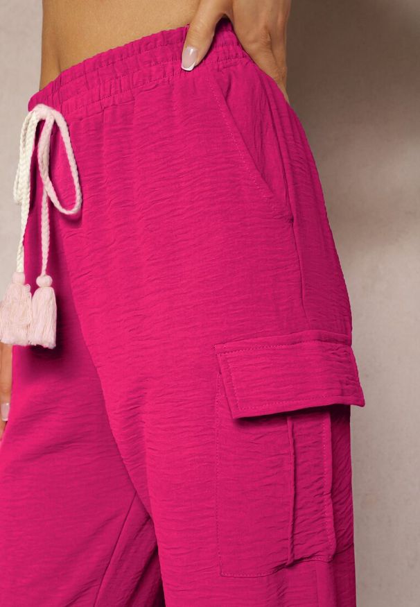 Renee - Fuksjowe Spodnie High Waist o Kroju Bojówek z Kieszeniami Wykończone Gumką w Pasie Efiene. Okazja: na co dzień. Stan: podwyższony. Kolor: różowy. Styl: casual