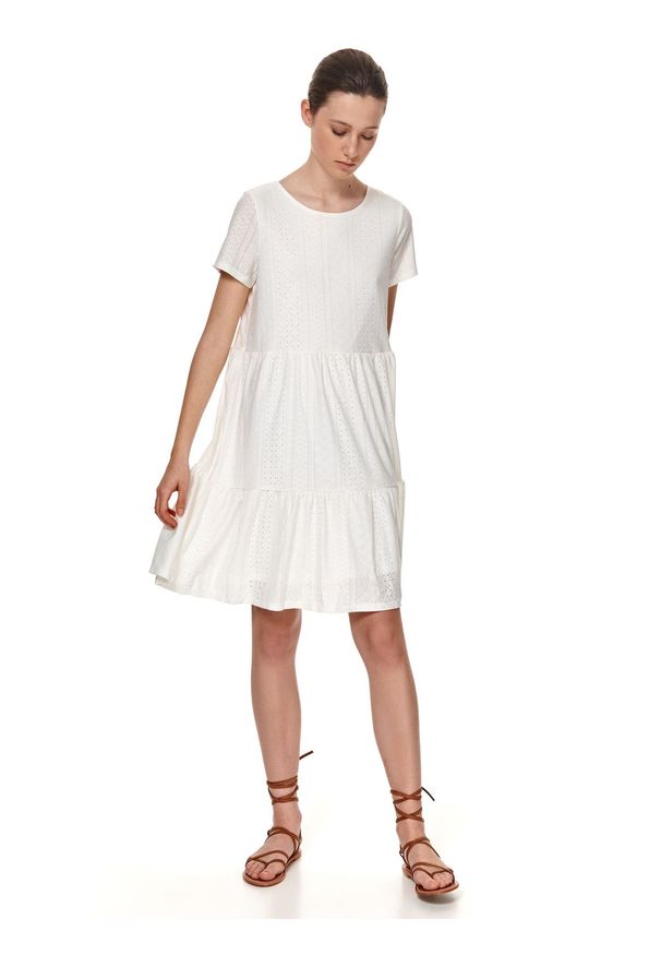 TOP SECRET - Ażurowa sukienka z krótkim rękawem. Kolor: biały. Materiał: tkanina. Długość rękawa: krótki rękaw. Wzór: ażurowy. Sezon: lato. Styl: wakacyjny
