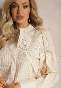 Renee - Beżowa Bawełniana Koszula w Stylu Retro ze Stójką Ozdobiona Ażurowymi Wstawkami Hesllema. Typ kołnierza: kołnierzyk stójkowy. Kolor: beżowy. Materiał: bawełna. Wzór: ażurowy, aplikacja. Styl: retro #3
