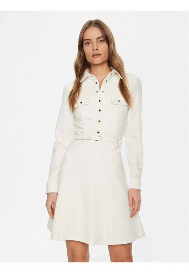 Guess Sukienka codzienna W5RK93 KCBO2 Écru Regular Fit. Okazja: na co dzień. Materiał: syntetyk. Typ sukienki: proste. Styl: casual