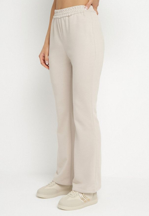 Born2be - Beżowe Spodnie Dresowe o Kroju Dzwonów z Gumką w Talii Efravella. Okazja: na co dzień. Kolor: beżowy. Materiał: dresówka. Styl: elegancki, casual