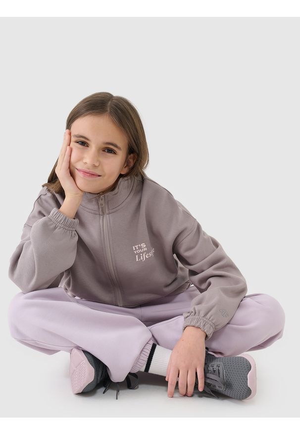 4f - 4F Bluza dresowa nierozpinana bez kaptura dziewczęca - beżowa 152 (11-12 lat). Okazja: na co dzień. Typ kołnierza: bez kaptura. Kolor: beżowy. Materiał: dresówka. Wzór: napisy, gładki, ze splotem. Sezon: lato. Styl: casual, sportowy