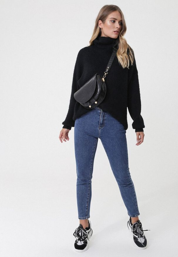 Born2be - Czarny Golf Oversize Out Of This World. Okazja: na co dzień, na spacer. Typ kołnierza: golf. Kolor: czarny. Materiał: skóra, wiskoza, jeans. Styl: klasyczny, casual