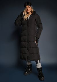 Renee - Czarna Długa Kurtka Pikowana Płaszcz z Kapturem Samonira. Okazja: na co dzień. Typ kołnierza: kaptur. Kolor: czarny. Materiał: jeans. Długość: długie. Styl: klasyczny, casual, elegancki