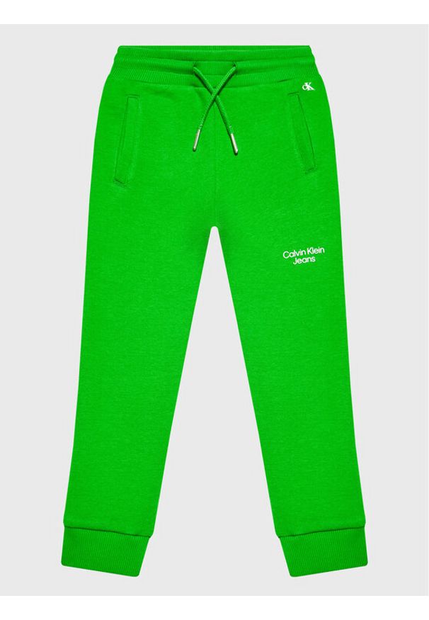Calvin Klein Jeans Spodnie dresowe IB0IB01282 Zielony Regular Fit. Kolor: zielony. Materiał: bawełna