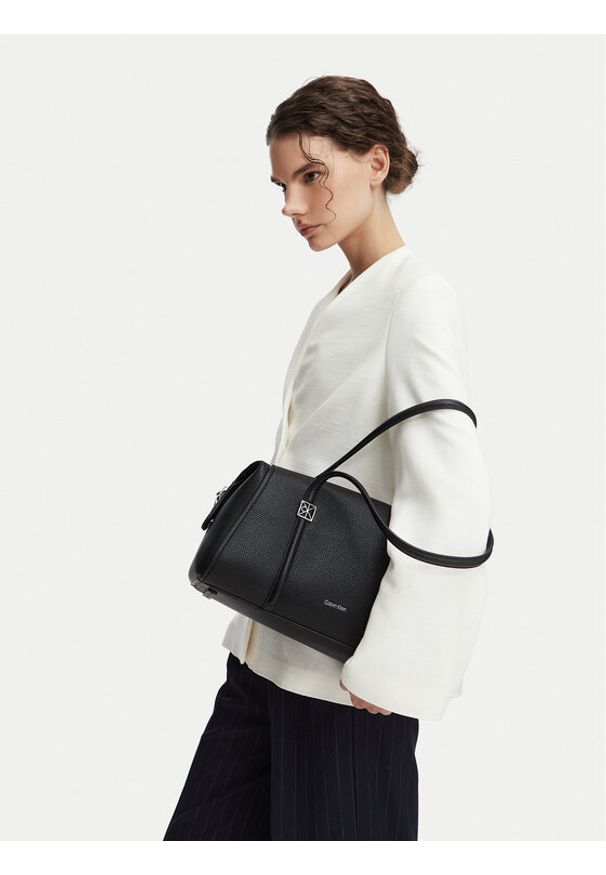 Calvin Klein Torebka Emblem Hw Pebble Doctor Shoulder LV04F3614G Czarny. Kolor: czarny. Materiał: skórzane