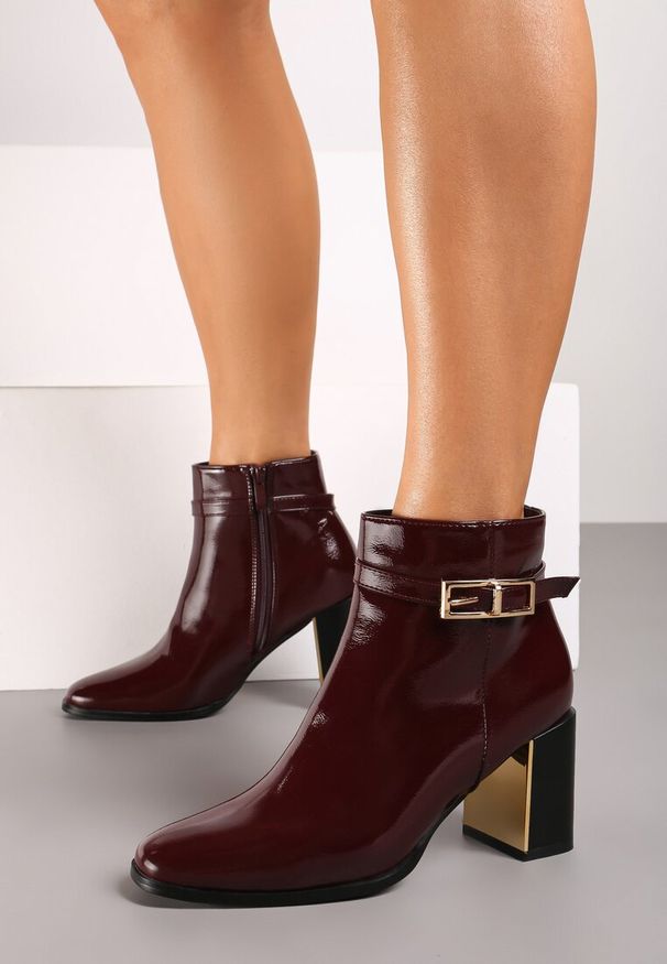Renee - Bordowe Eleganckie Botki Lakierowane na Metalicznym Słupku Nirlea. Okazja: na co dzień. Kolor: czerwony. Materiał: lakier. Obcas: na słupku. Styl: elegancki