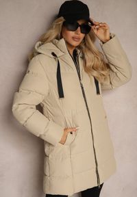 Renee - Jasnobeżowa Kurtka Pikowana o Długim Kroju z Kapturem i Suwakiem Dwukierunkowym Naomira. Okazja: na co dzień. Typ kołnierza: kaptur. Kolor: beżowy. Materiał: dzianina, jeans. Długość: długie. Sezon: zima. Styl: casual, elegancki #1