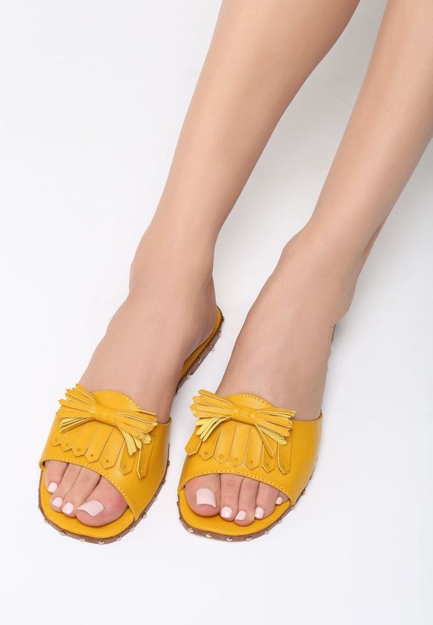 Born2be - Żółte Klapki Under Protection. Nosek buta: okrągły. Kolor: żółty. Wzór: kwiaty, aplikacja. Obcas: na obcasie. Styl: rockowy. Wysokość obcasa: niski