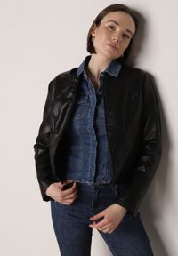 Born2be - Czarna Przejściowa Kurtka Taliowana Ramoneska bez Kołnierzyka Nissanea. Okazja: na co dzień. Typ kołnierza: bez kołnierzyka. Kolor: czarny. Materiał: poliester. Styl: casual, klasyczny #2