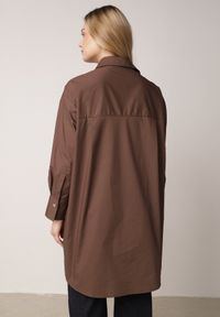 Born2be - Brązowa Bawełniana Koszula Oversize z Biżuteryjnymi Guzikami Adrearina. Okazja: na co dzień. Typ kołnierza: kołnierzyk klasyczny. Kolor: brązowy. Materiał: bawełna. Długość: długie. Wzór: gładki. Styl: casual, klasyczny #2