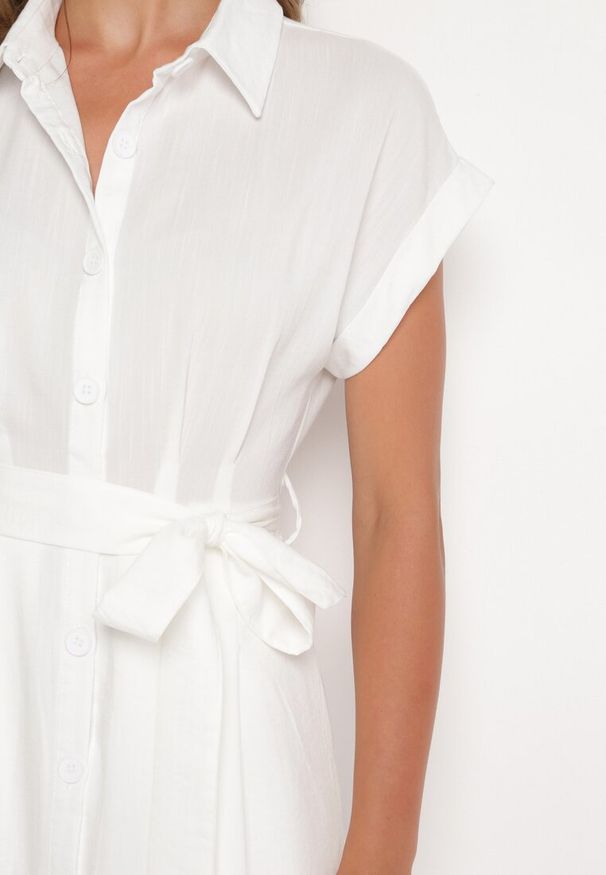 Born2be - Biała Koszulowa Sukienka Zapinana na Guziki z Materiałowym Paskiem Moaxel. Kolor: biały. Materiał: materiał. Długość rękawa: krótki rękaw. Typ sukienki: koszulowe. Styl: elegancki