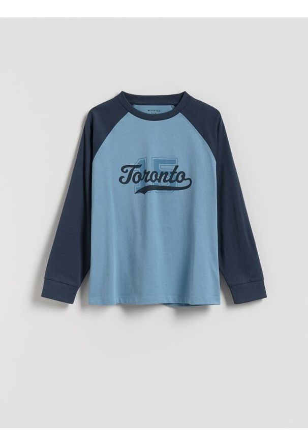 Reserved - Bawełniany longsleeve z nadrukiem - jasnoniebieski. Kolor: niebieski. Materiał: bawełna. Długość rękawa: długi rękaw. Wzór: nadruk