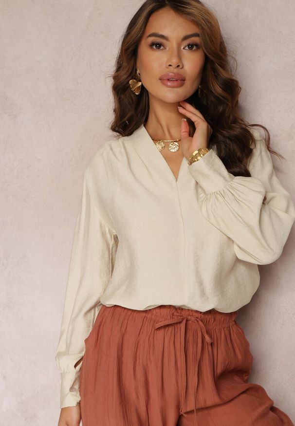 Renee - Jasnobeżowa Bluzka z Bufiastymi Rękawami i Trójkątnym Dekoltem Hilko. Okazja: na co dzień. Kolor: beżowy. Materiał: wiskoza. Styl: elegancki, casual