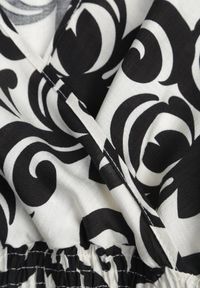 Renee - Czarna Taliowana Sukienka z Wiskozy z Kopertowym Dekoltem Jynaela. Typ kołnierza: dekolt kopertowy. Kolor: czarny. Materiał: wiskoza. Wzór: nadruk. Typ sukienki: kopertowe. Styl: boho #6