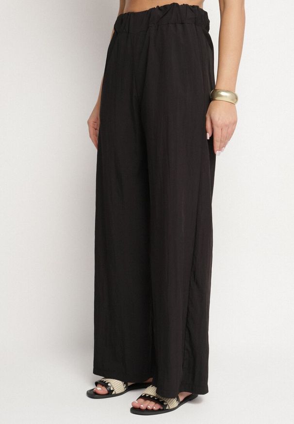 Born2be - Czarny Komplet z Wiskozą Szerokie Spodnie i Bluzka z Falbankami Villimi. Kolor: czarny. Materiał: wiskoza