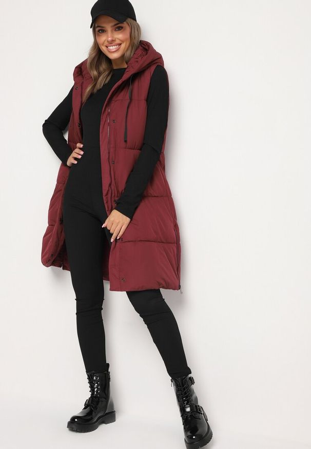 Born2be - Bordowa Pikowana Kamizelka z Kapturem Wykończona Napami Prineria. Okazja: na co dzień. Typ kołnierza: kaptur. Kolor: czerwony. Materiał: jeans. Styl: casual, elegancki