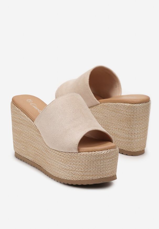 Renee - Beżowe Klapki w Stylu Boho na Platformie i Koturnie z Paskiem z Imitacji Zamszu Marinle. Kolor: beżowy. Materiał: zamsz. Wzór: aplikacja, ażurowy. Obcas: na koturnie. Styl: boho