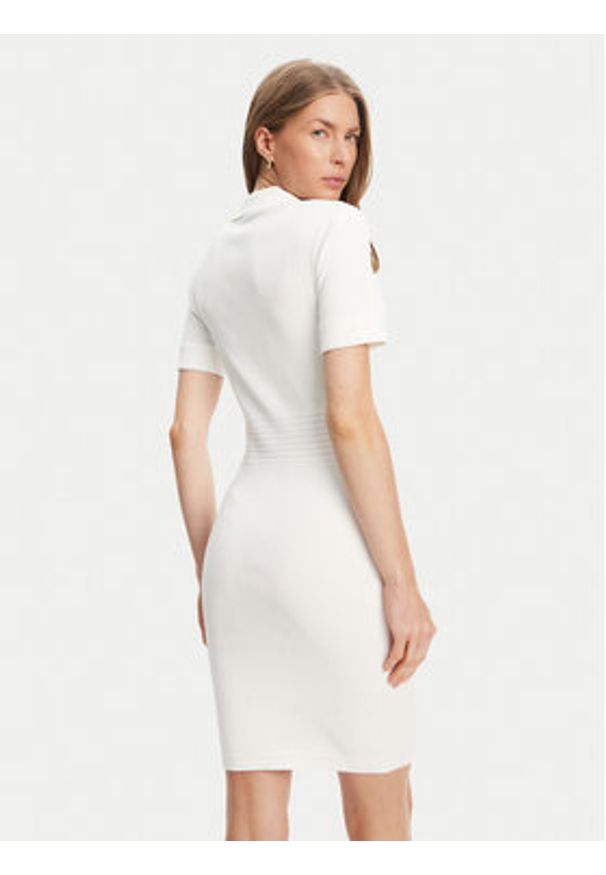 Guess Sukienka dzianinowa W5YK29 Z0130 Biały Slim Fit. Kolor: biały. Materiał: syntetyk