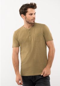 Volcano - T-shirt z rozpinanym dekoltem T-HUBRIS. Kolekcja: plus size. Kolor: beżowy. Materiał: bawełna, materiał, włókno. Długość rękawa: krótki rękaw. Długość: krótkie. Wzór: aplikacja. Styl: klasyczny
