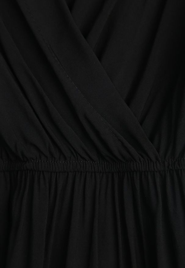 Born2be - Czarna Sukienka z Wiskozy i Wiązanym Paskiem Gariela. Kolor: czarny. Materiał: wiskoza. Typ sukienki: kopertowe