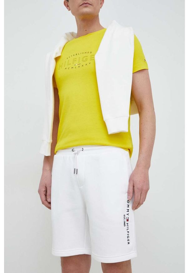 TOMMY HILFIGER - Tommy Hilfiger szorty męskie kolor biały. Okazja: na co dzień. Kolor: biały. Materiał: dzianina. Wzór: gładki. Styl: casual