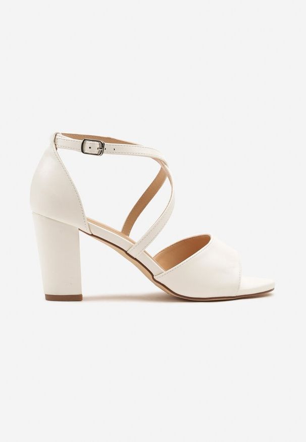 Renee - Białe Sandały na Słupku Vices Ozdobione Paskami Nitaniela. Okazja: na co dzień. Zapięcie: pasek. Kolor: biały. Materiał: jeans. Wzór: aplikacja. Obcas: na słupku. Styl: casual, klasyczny