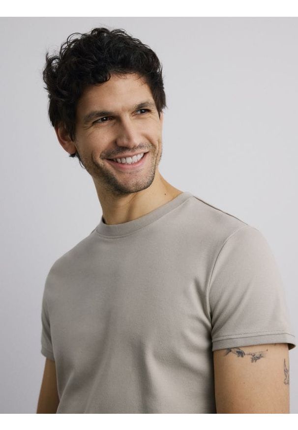 Reserved - T-shirt slim fit - beżowy. Kolor: beżowy. Materiał: bawełna, dzianina