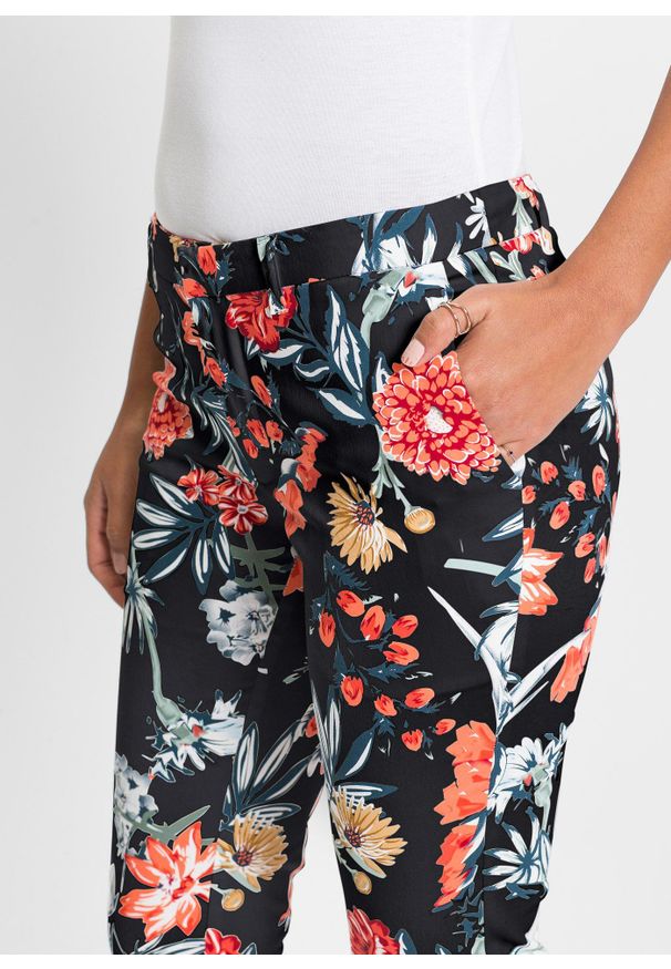 bonprix - Spodnie 7/8 ze stretchem. Kolor: czarny. Wzór: nadruk, kwiaty. Styl: elegancki, klasyczny