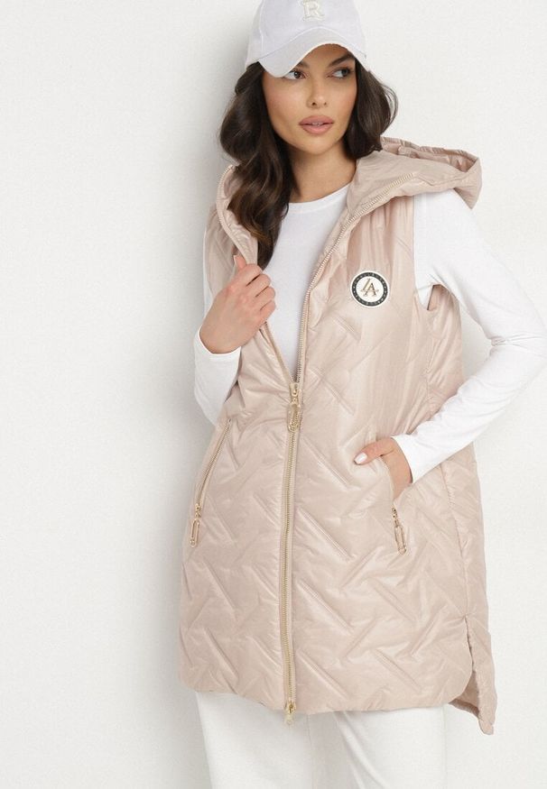 Born2be - Różowa Pikowana Kamizelka z Kapturem i Ozdobną Naszywką Liselilia. Okazja: na co dzień. Typ kołnierza: kaptur. Kolor: różowy. Materiał: jeans. Wzór: aplikacja. Styl: casual, elegancki, sportowy