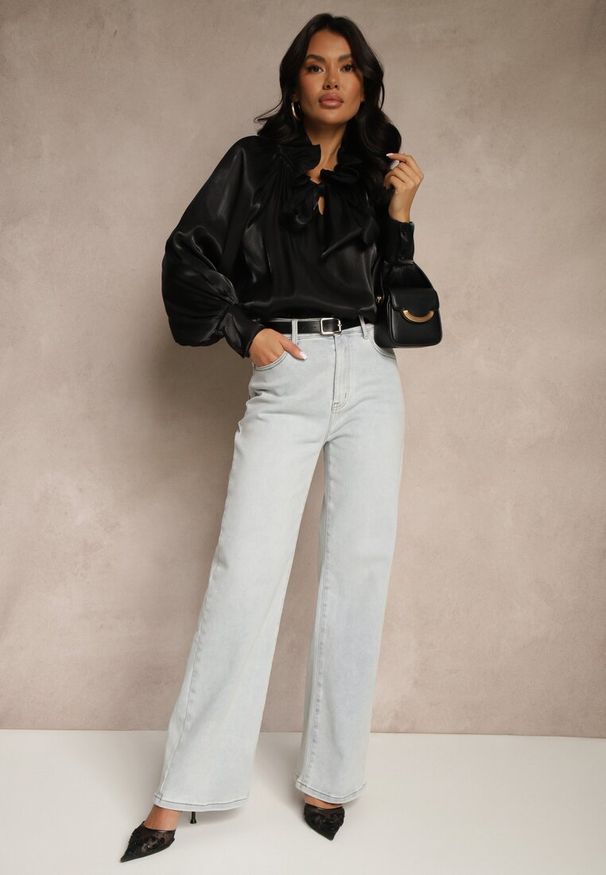 Renee - Czarna Bluzka o Koszulowym Kroju Wiązana przy Dekolcie Selzeri. Okazja: na spotkanie biznesowe. Kolor: czarny. Materiał: jeans. Styl: biznesowy, klasyczny, elegancki