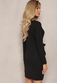 Renee - Czarna Kopertowa Sukienka Mini z Paskiem w Talii Holoch. Okazja: na spotkanie biznesowe. Typ kołnierza: dekolt kopertowy. Kolor: czarny. Typ sukienki: kopertowe. Styl: biznesowy. Długość: mini #5