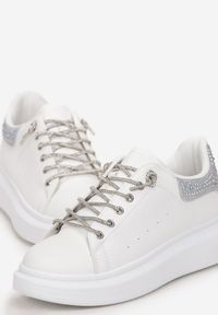 Born2be - Biało-Srebrne Sneakersy Naimasa. Nosek buta: okrągły. Kolor: biały. Materiał: skóra ekologiczna. Szerokość cholewki: normalna. Wzór: jednolity, gładki #2