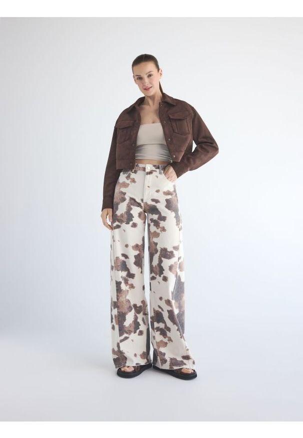 Reserved - Jeansy wide leg ze zwierzęcym wzorem - wielobarwny. Wzór: motyw zwierzęcy