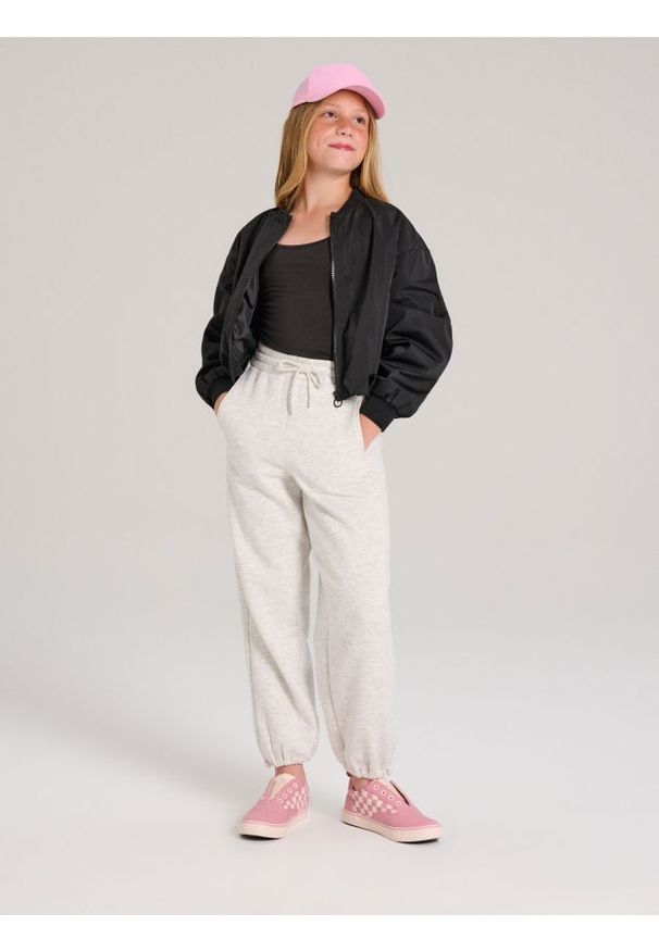 Sinsay - Spodnie dresowe jogger ze ściągaczami na nogawkach - beżowy. Kolor: beżowy. Materiał: dresówka