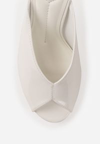 Born2be - Białe Lakierowane Klapki na Szpilce z Odkrytym Noskiem Lilyera. Okazja: na co dzień, do pracy. Kolor: biały. Materiał: lakier. Obcas: na szpilce. Styl: casual, elegancki #9