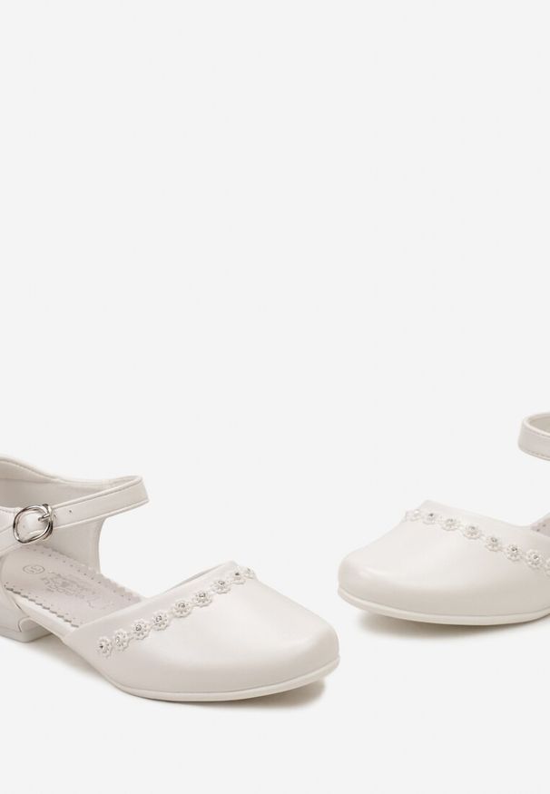 Born2be - Białe Balerinki na Komunię ze Skórzaną Wkładką na Niskim Obcasie i Kwiatkami Xilosma. Okazja: na komunię. Zapięcie: sprzączka. Kolor: biały. Materiał: skóra. Wzór: kwiaty