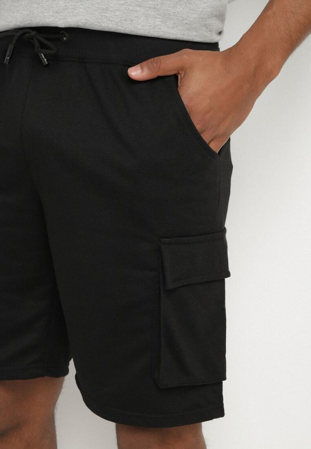 Born2be - Czarne Dresowe Szorty z Bawełną Typu Cargo Soniela. Okazja: na co dzień. Kolor: czarny. Materiał: dresówka, bawełna. Styl: casual, elegancki
