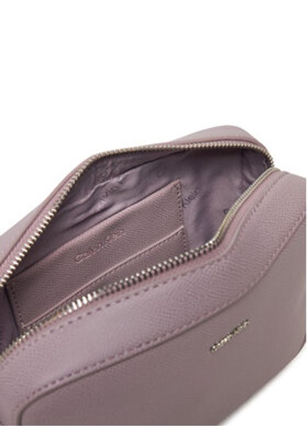 Calvin Klein Torebka Ck Must Small Camera Bag_Caviar K60K613084 Fioletowy. Kolor: fioletowy. Materiał: skórzane