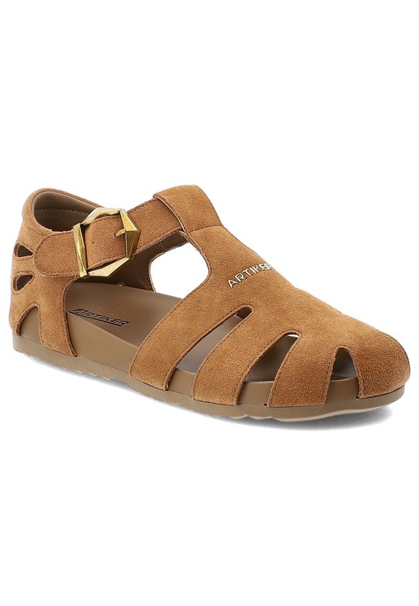 Sandały damskie Artiker, cholewka ze skóry naturalnej zamszowej pasek wokół kostki z regulacją na klamrę, brązowe, 58C0329. Okazja: na co dzień, na spacer. Zapięcie: klamry. Kolor: brązowy. Materiał: skóra, zamsz. Sezon: lato. Styl: elegancki, klasyczny, casual