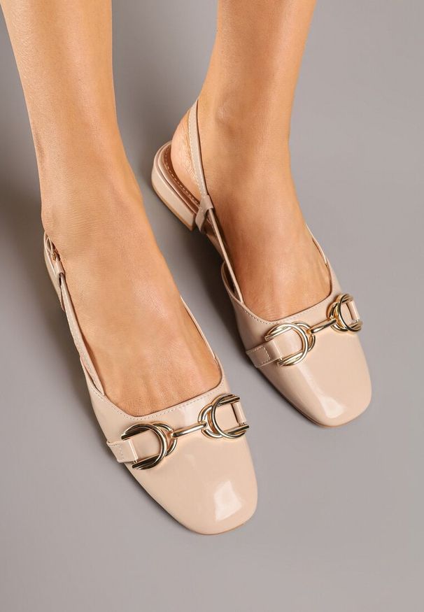 Renee - Beżowe Sandały Lakierowane Slingback Ozdobione Metalową Aplikacją Sonoriana. Okazja: na co dzień. Zapięcie: sprzączka. Kolor: beżowy. Materiał: lakier. Wzór: aplikacja. Obcas: na obcasie. Styl: casual, elegancki. Wysokość obcasa: średni